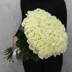 51 роза сорта Мондиаль из Эквадора