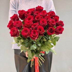 25 длинных роз 110 см 