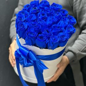 19 синих роз в малой шляпной коробке