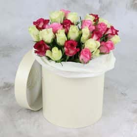 25 БЕЛЫХ И РОЗОВЫХ РОЗ 40 СМ. В ШЛЯПНОЙ КОРОБКЕ VIP